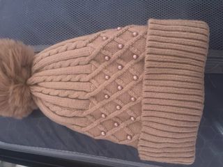 Gorro de punto beige con borla