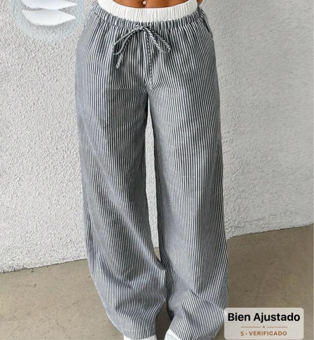 Pantalones rayados blancos y grises