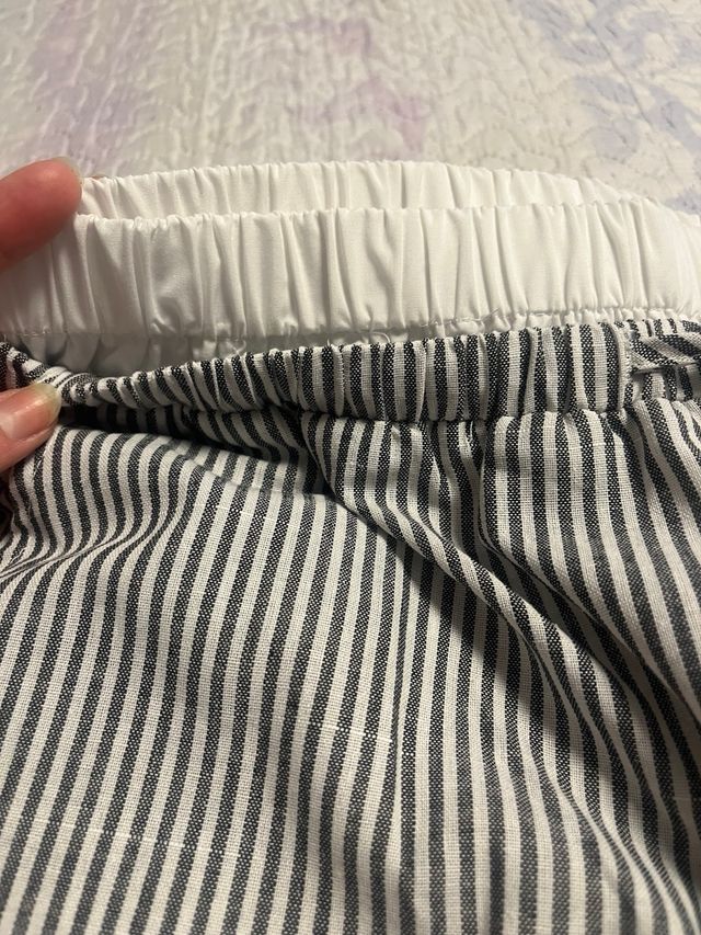 Pantalones rayados blancos y grises