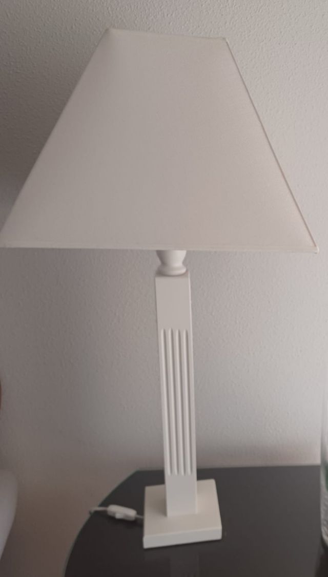 2 LAMPARAS DE MADERA BLANCAS CON PANTALLA