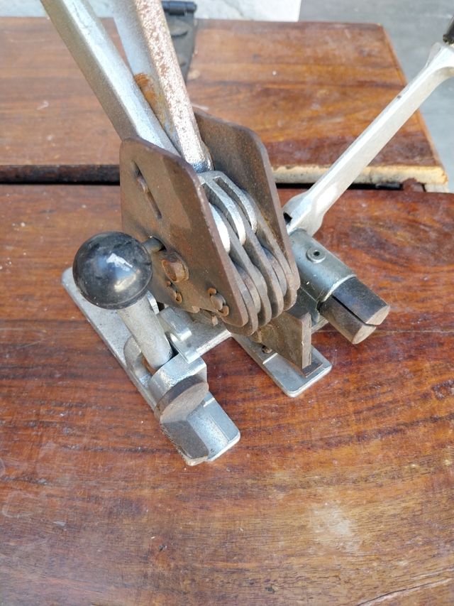 Tendireggia manuale per reggiatura