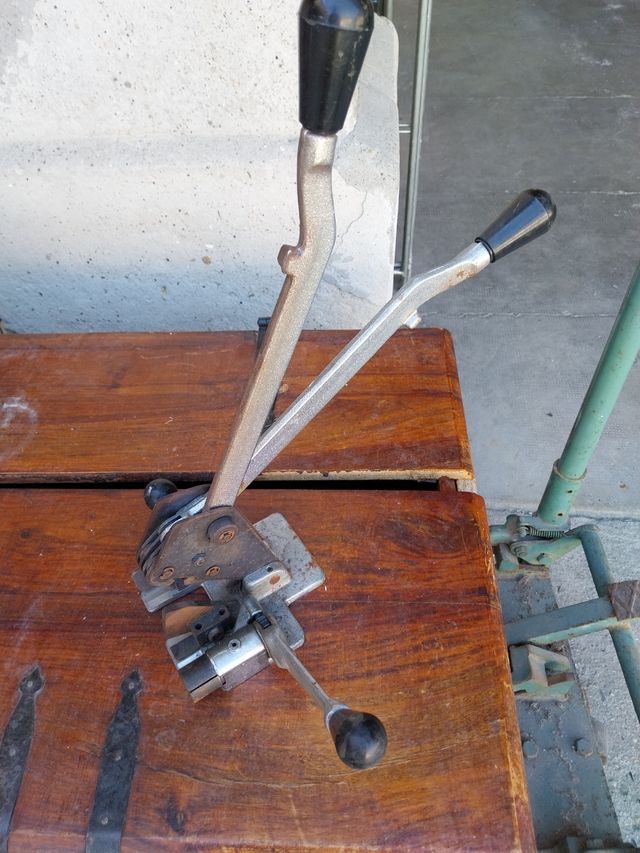 Tendireggia manuale per reggiatura