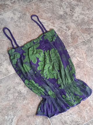 2 camisetas: morada estampada y gris con calaveras