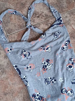 2 camisetas: morada estampada y gris con calaveras