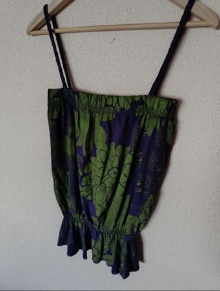 2 camisetas: morada estampada y gris con calaveras