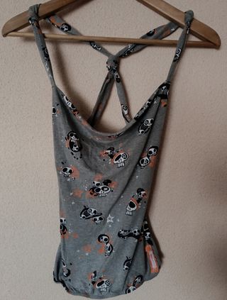 2 camisetas: morada estampada y gris con calaveras