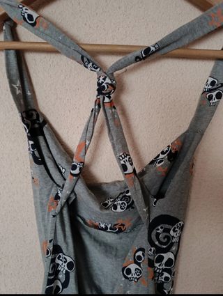 2 camisetas: morada estampada y gris con calaveras