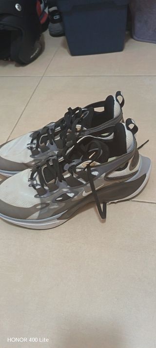 Zapatillas Nike grises y blancas