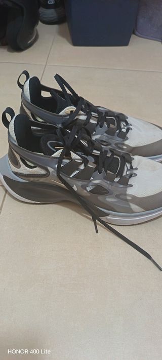 Zapatillas Nike grises y blancas