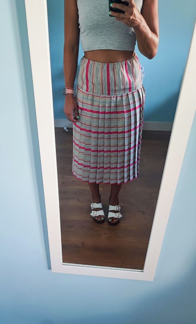 Falda midi plisada rayas gris rosa