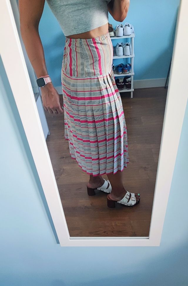 Falda midi plisada rayas gris rosa