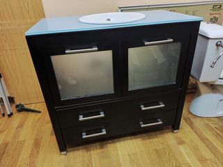 Mueble baño negro con lavabo