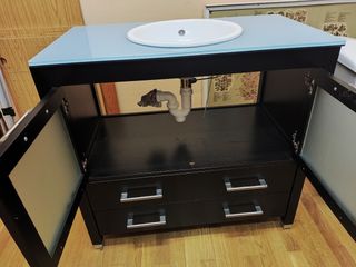 Mueble baño negro con lavabo