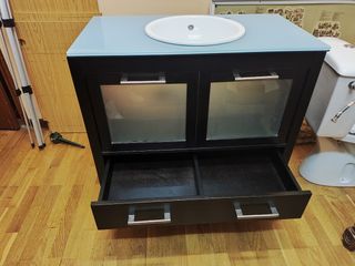 Mueble baño negro con lavabo