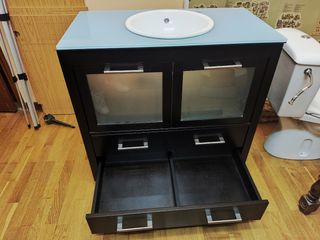 Mueble baño negro con lavabo