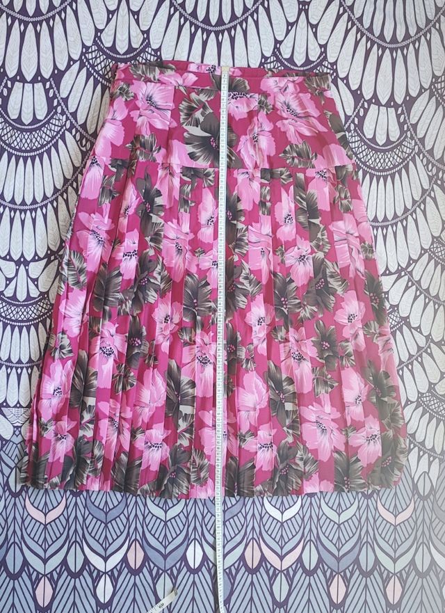 Falda midi plisada floral rosa y gris