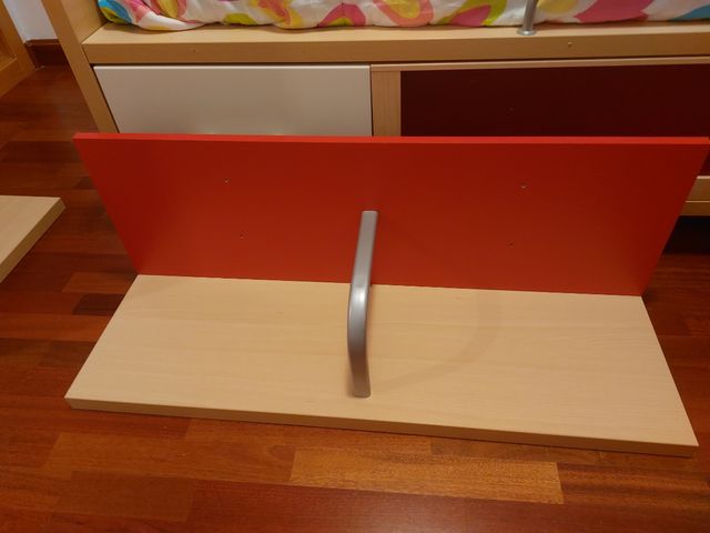 Dos estanterías de color madera natural y rojo