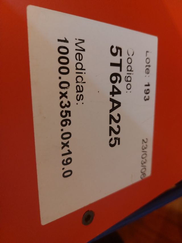 Dos estanterías de color madera natural y rojo