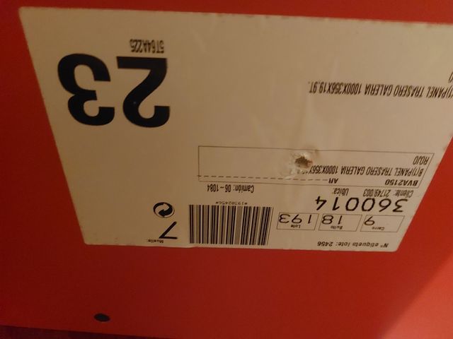 Dos estanterías de color madera natural y rojo