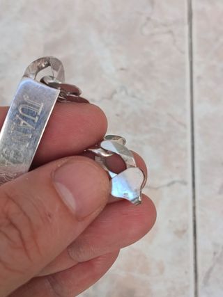 plata 925  lleva un nombre y una fecha grabada