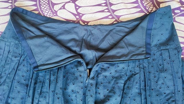 Falda midi azul marino talla 42