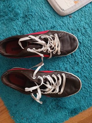 Zapatillas Puma rojas y marrones
