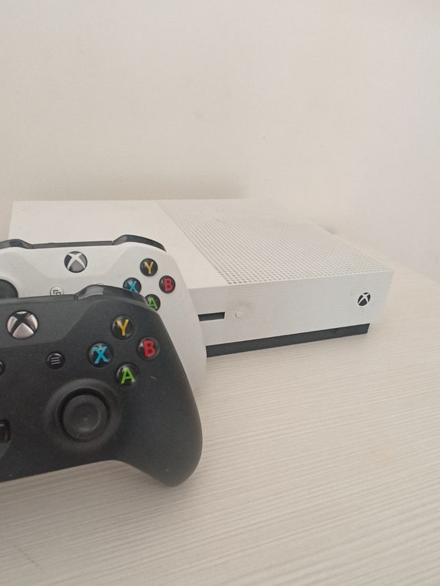 Xbox Blanca 780GB + 2 mandos
