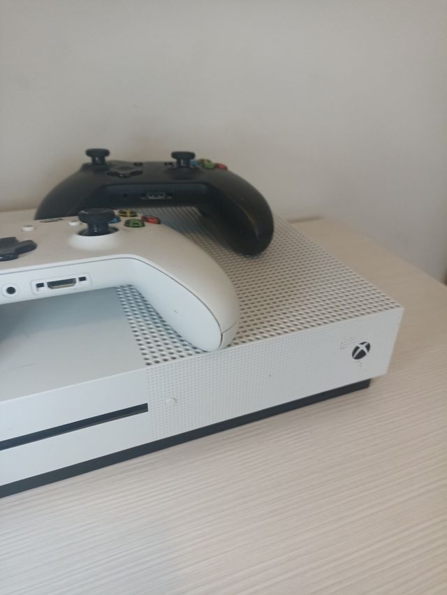 Xbox Blanca 780GB + 2 mandos