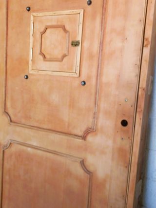 Puerta acorazada con ventana