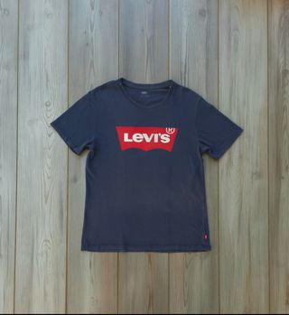 Camiseta Levi's, logo rojo