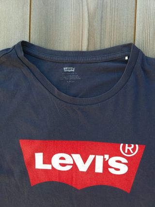 Camiseta Levi's, logo rojo