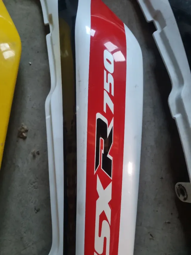 CACHA DERECHA GSXR 750 1100.