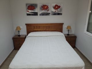 Cama y colchon de 1.50, cabecero, mesitas lámparas