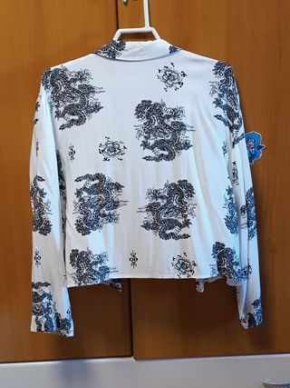 Camisa Bershka dragón blanco