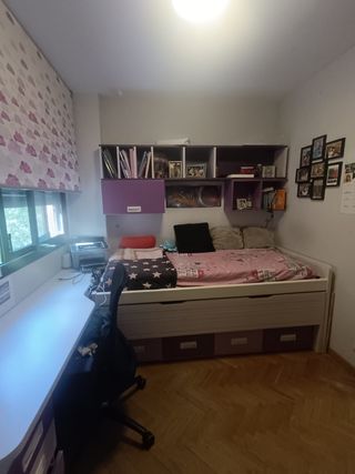 Habitación juvenil morada-blanca