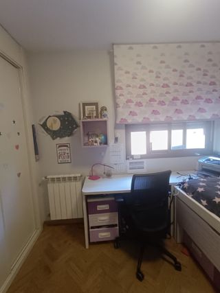 Habitación juvenil morada-blanca