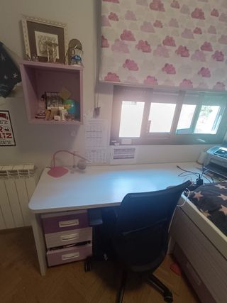 Habitación juvenil morada-blanca