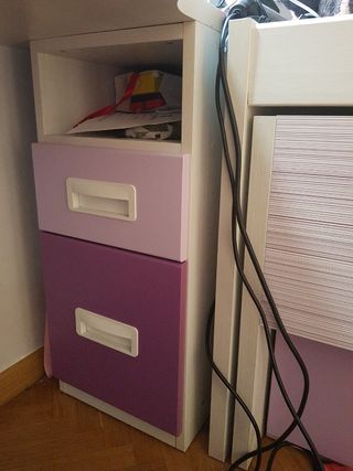 Habitación juvenil morada-blanca