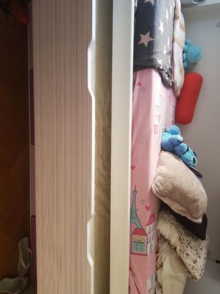 Habitación juvenil morada-blanca