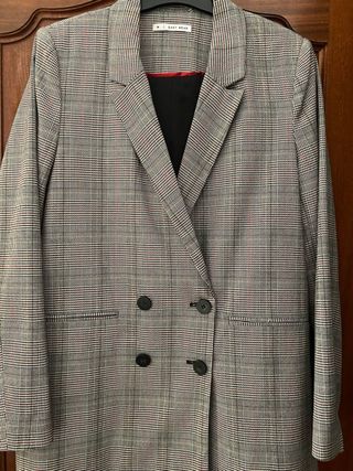 Chaqueta cruzada gris Easy Wear y pantalón. 
