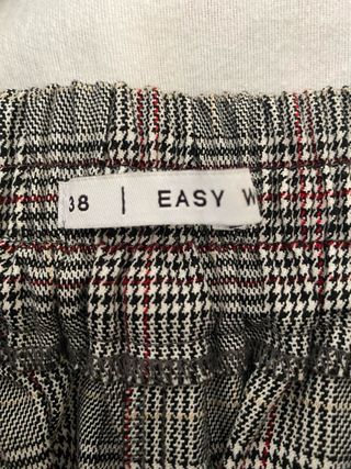 Chaqueta cruzada gris Easy Wear y pantalón. 