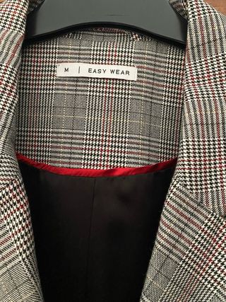 Chaqueta cruzada gris Easy Wear y pantalón. 