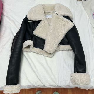 Chaqueta borreguito negra y blanca