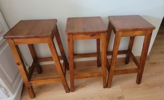 3 Banquetas madera pino barnizadas