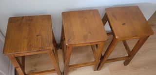 3 Banquetas madera pino barnizadas
