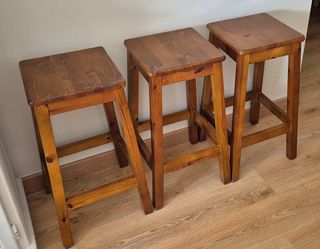3 Banquetas madera pino barnizadas