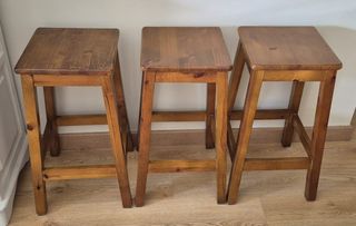 3 Banquetas madera pino barnizadas