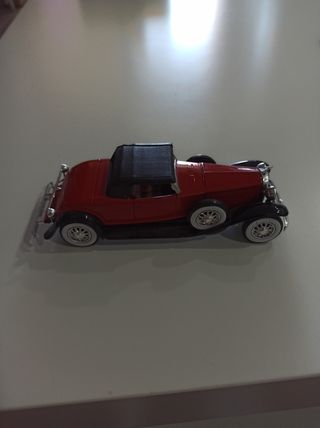 Coche clásico rojo escala 1:43