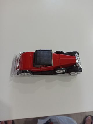 Coche clásico rojo escala 1:43