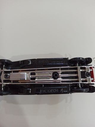 Coche clásico rojo escala 1:43